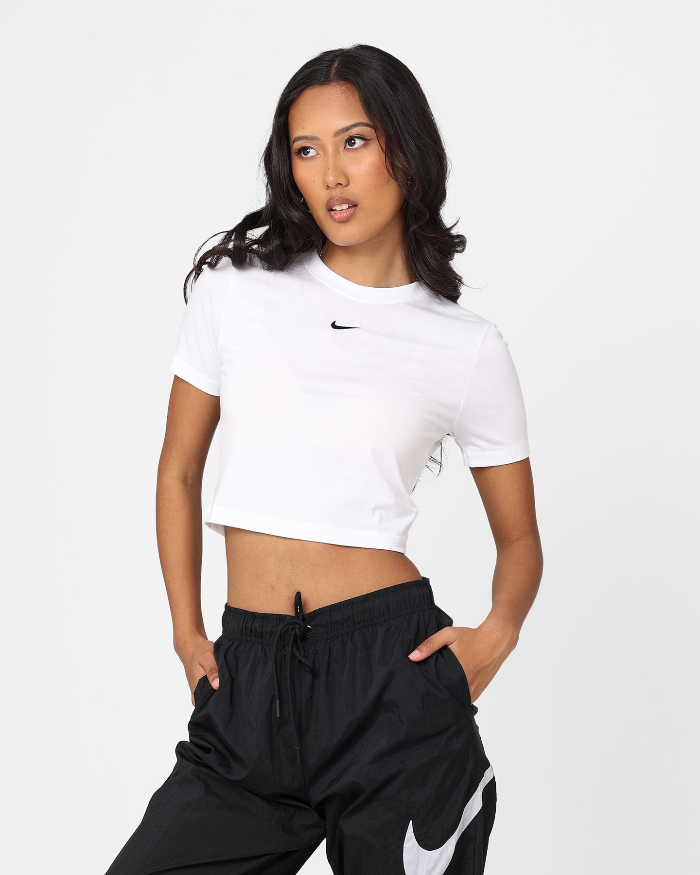 Nike ženska sportska odjeća Essential Slim-Fit Crop majica bijela