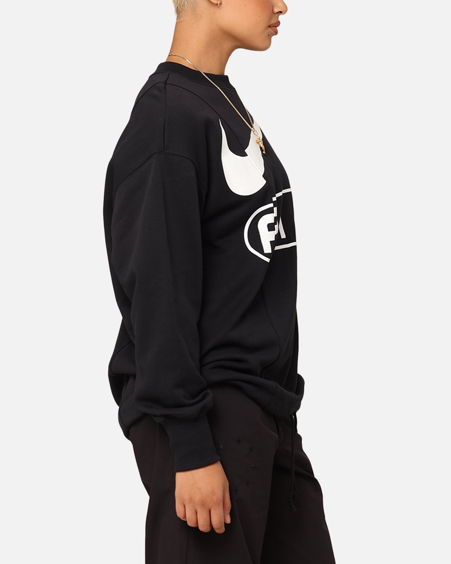 Nike Women's Sportswar Loft iwwer-iwwerschësseg Fleece Crewneck schwaarz / wäiss