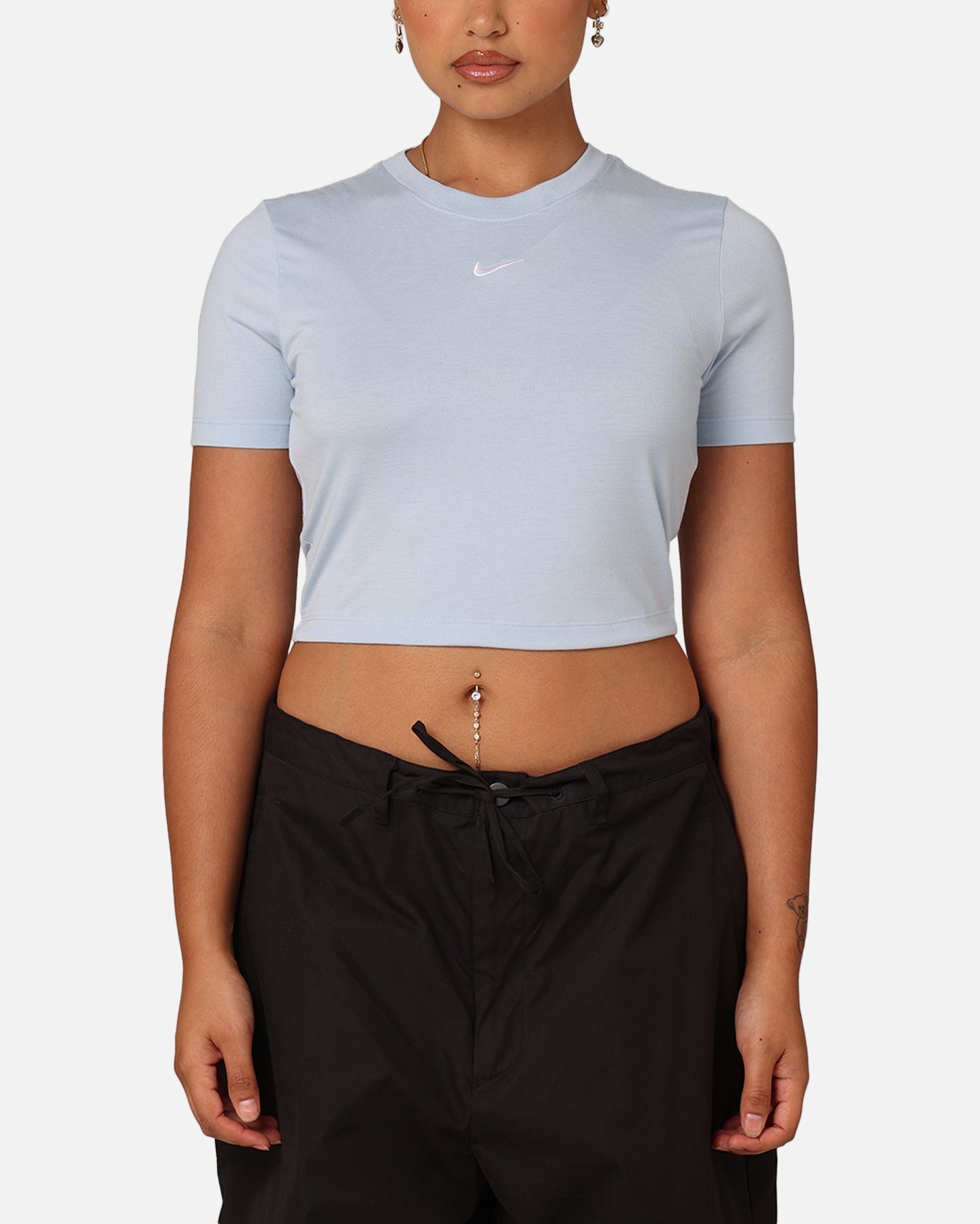 Nike Damen Sportswear Essential Slim Cropped T-Shirt Light Waffenkammer Blau