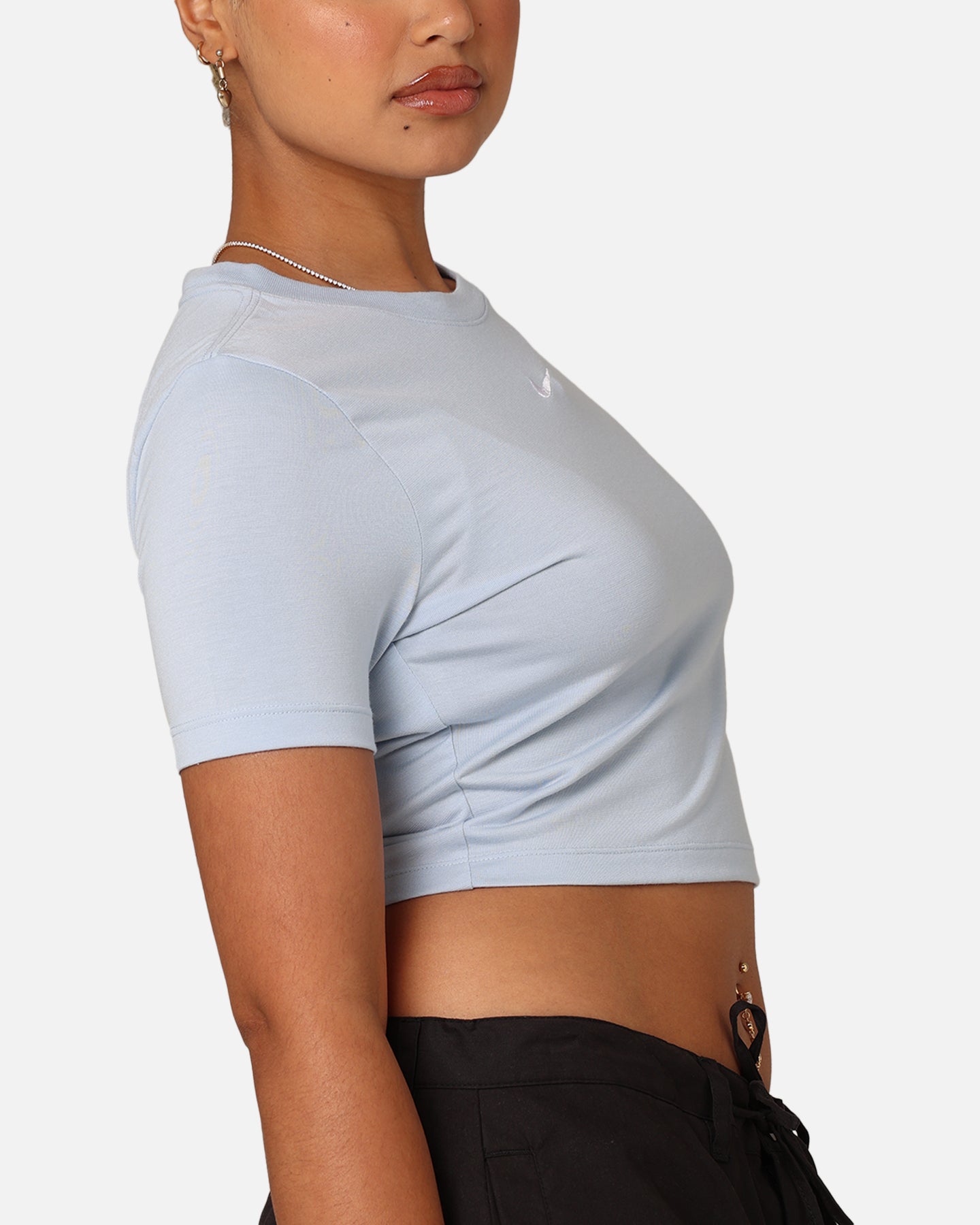 Nike Damen Sportswear Essential Slim Cropped T-Shirt Light Waffenkammer Blau