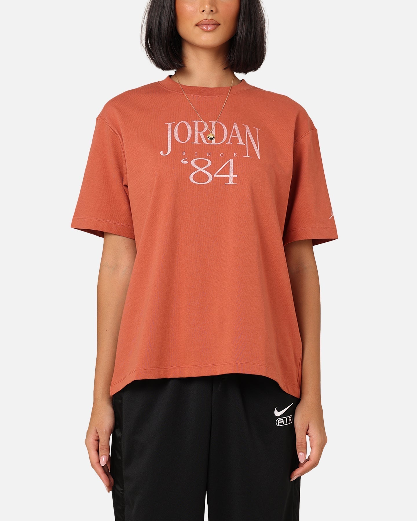 T-shirt grafico del patrimonio femminile di Jordan Dusty Peach/Sail