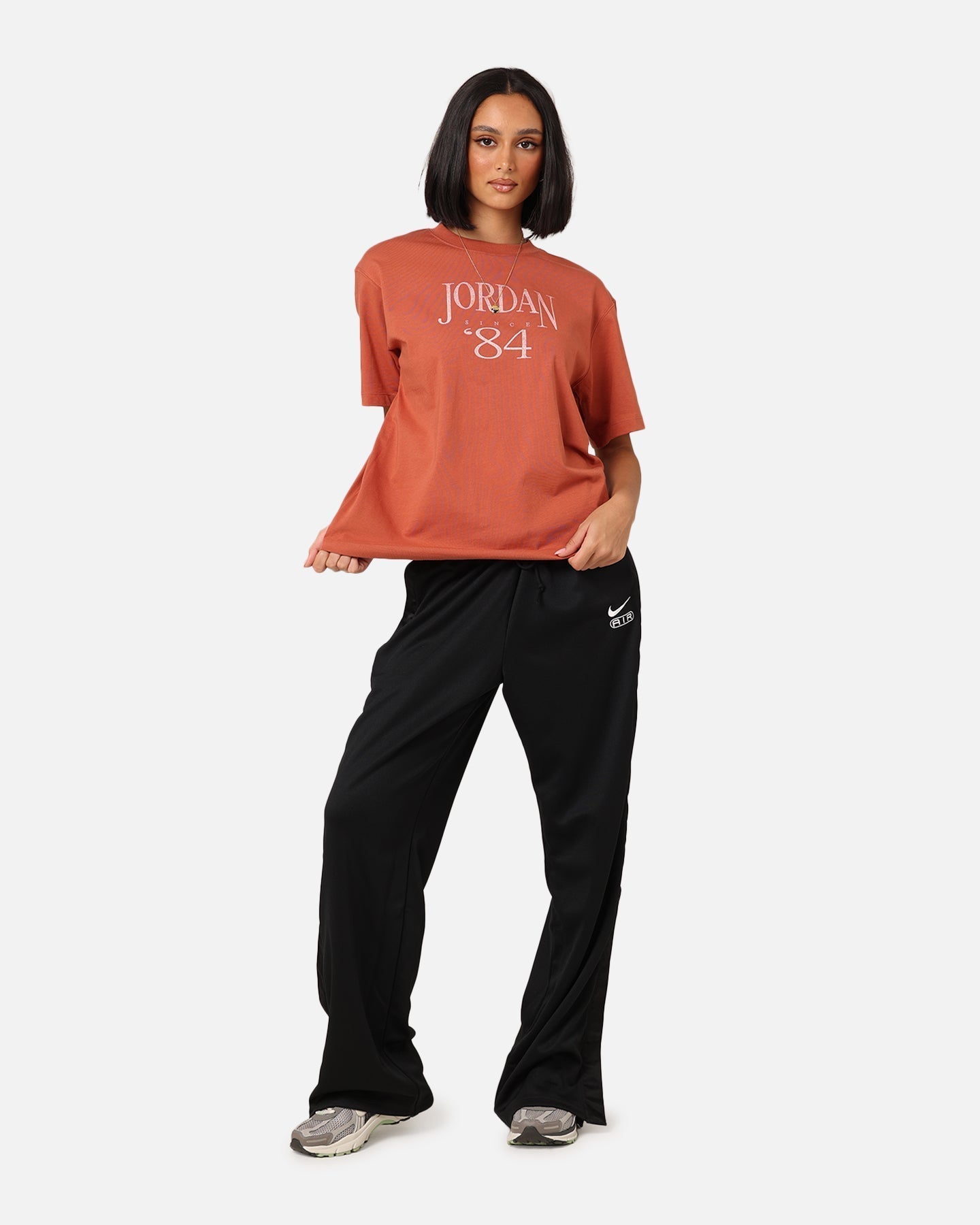 T-shirt grafico del patrimonio femminile di Jordan Dusty Peach/Sail