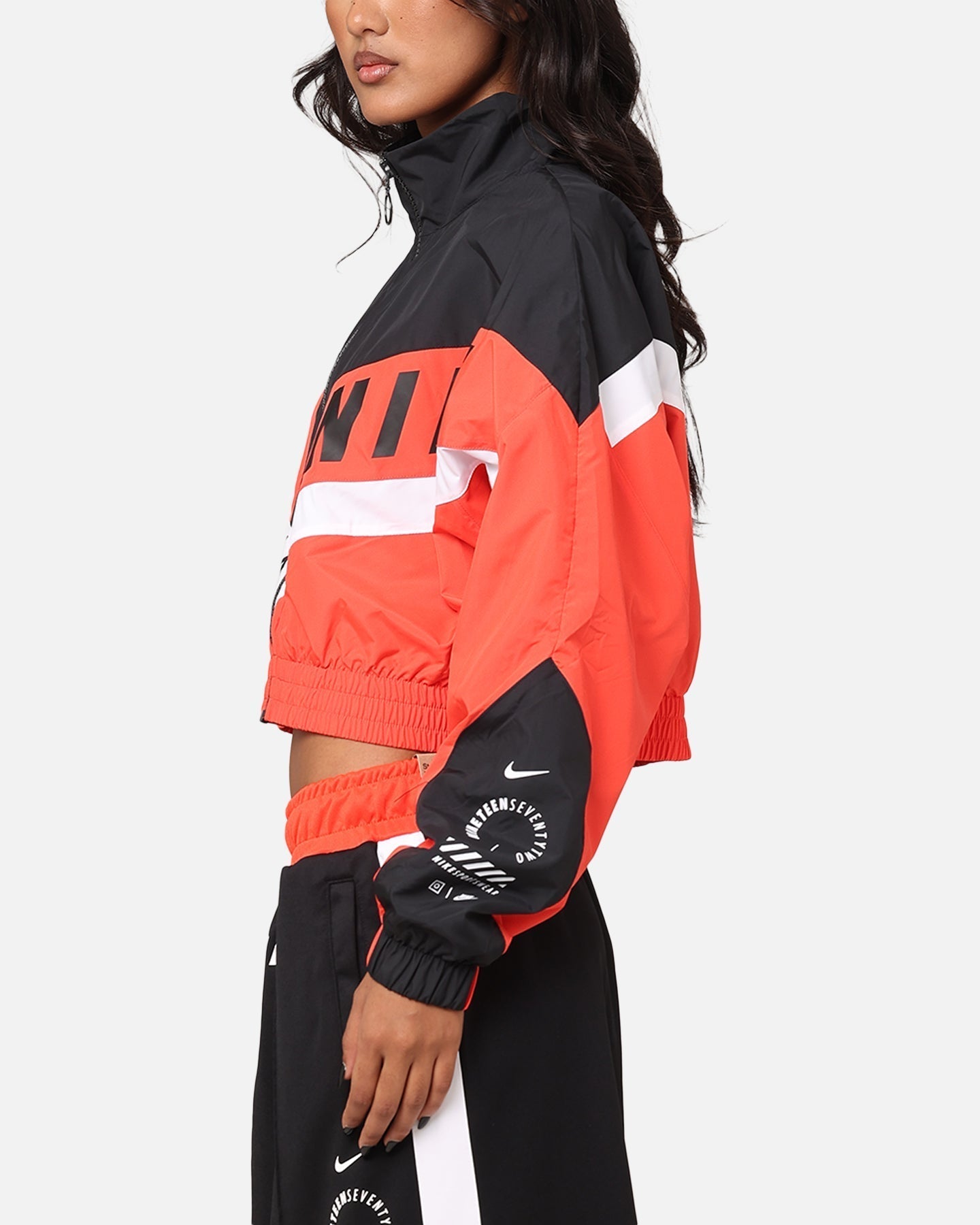 Nike dames sportkleding geweven straatjack licht karmozijnrood/zwart/wit