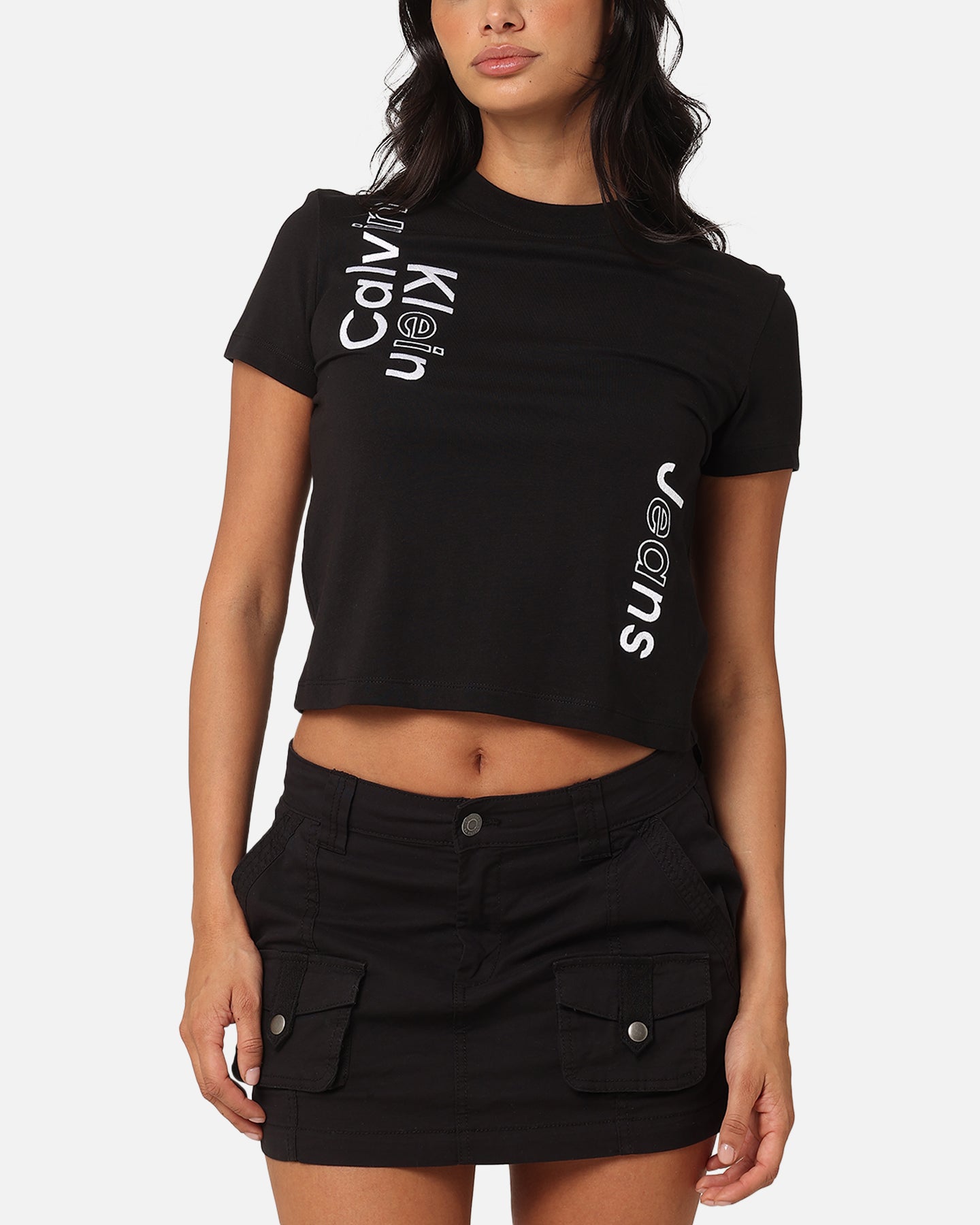 Calvin Klein Frauen Multi-Placement-Logo Baby T-Shirt Schwarz