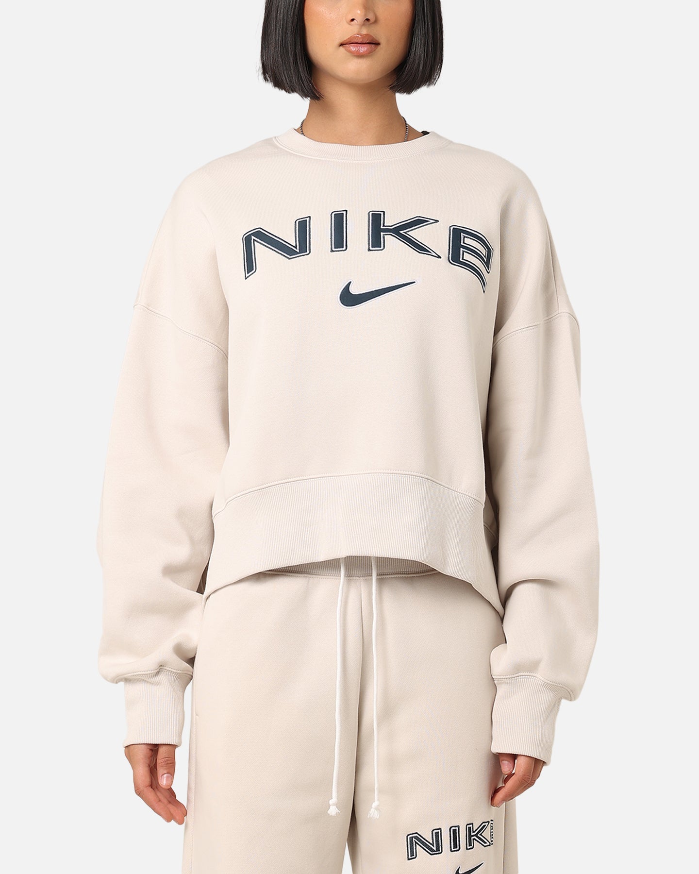 Nike kvinnors sportkläder pheonix fleece överdimensionerad logotyp crewneck lätt merrewood brun/vit