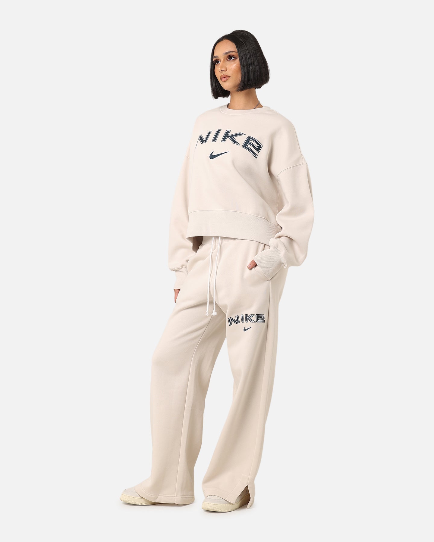 Nike Women's Sportswear Pheonix Pleece Logo di grandi dimensioni Crewneck Light Orewood Brown/White