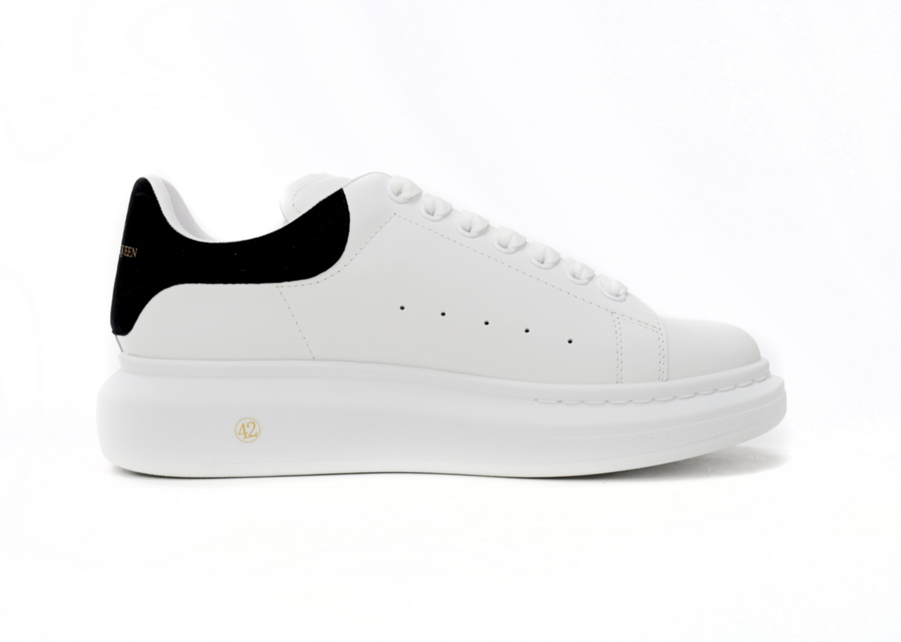 Den Alexander McQueen iwwerdriwwenen Sneaker Wäiss schwaarz Velvet