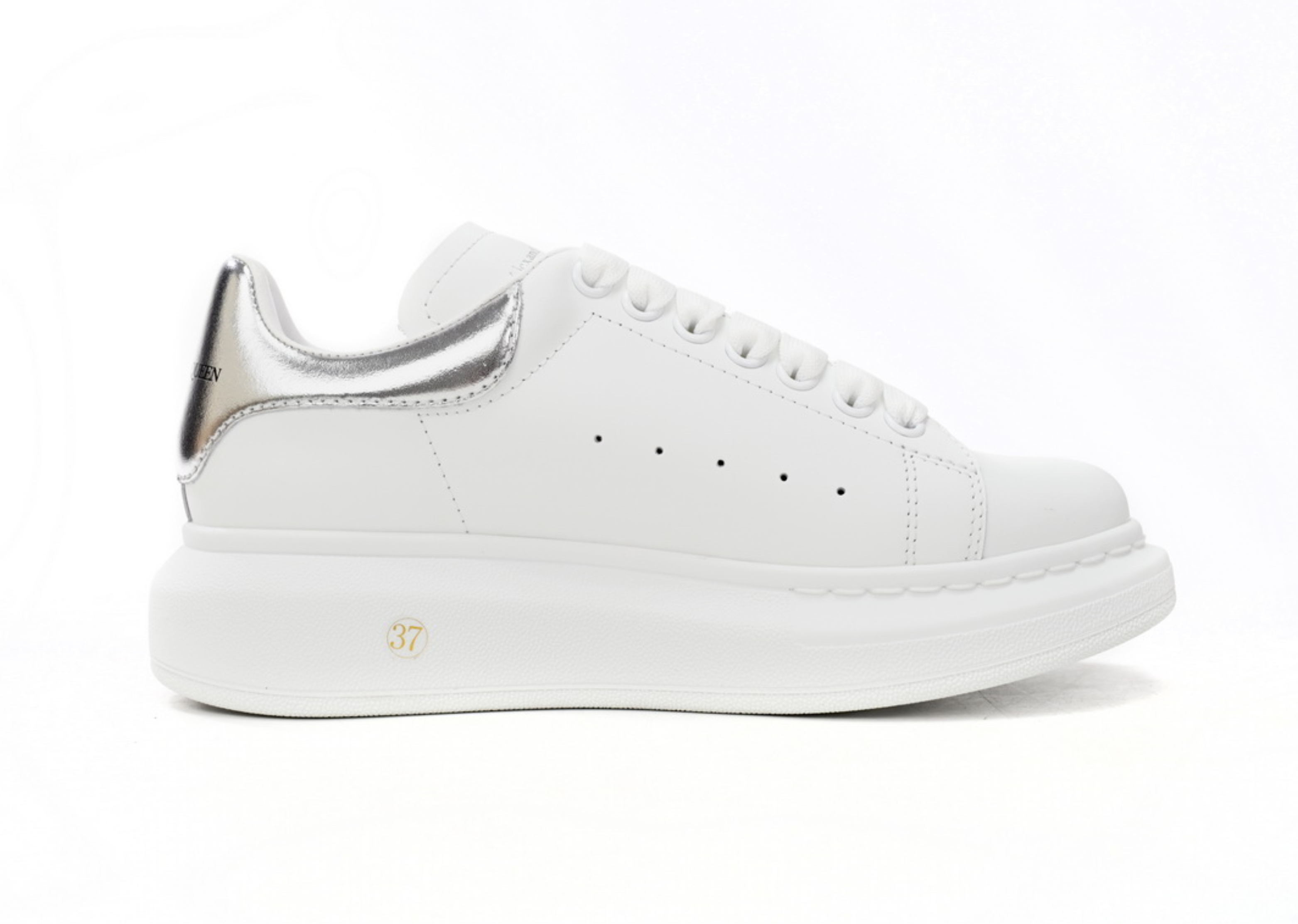 Den Alexander McQueen iwwerdriwwenen Sneaker Sëlwer Schwanz