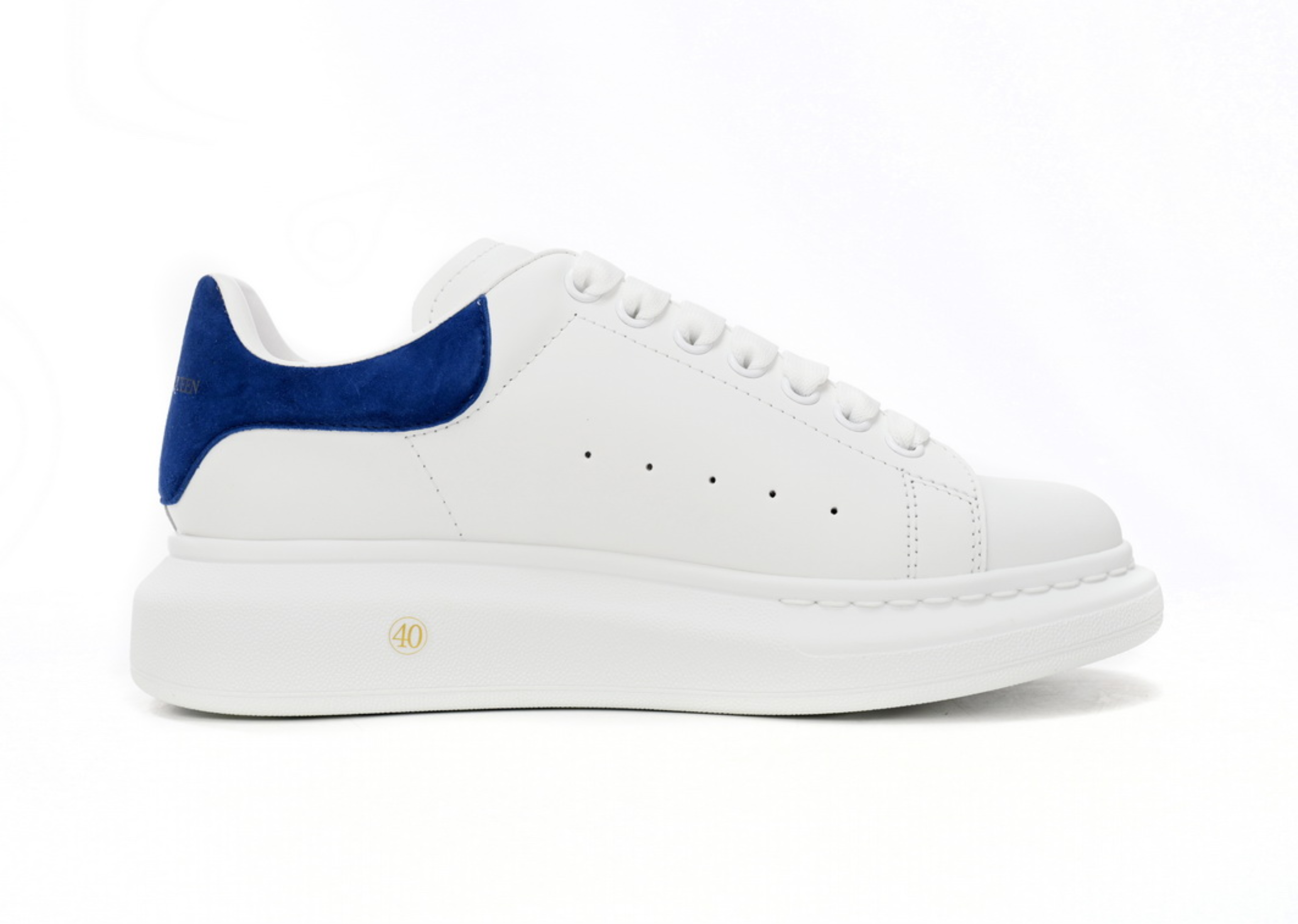 Den Alexander McQueen iwwerdriwwenen Sneaker déif blo Velvet