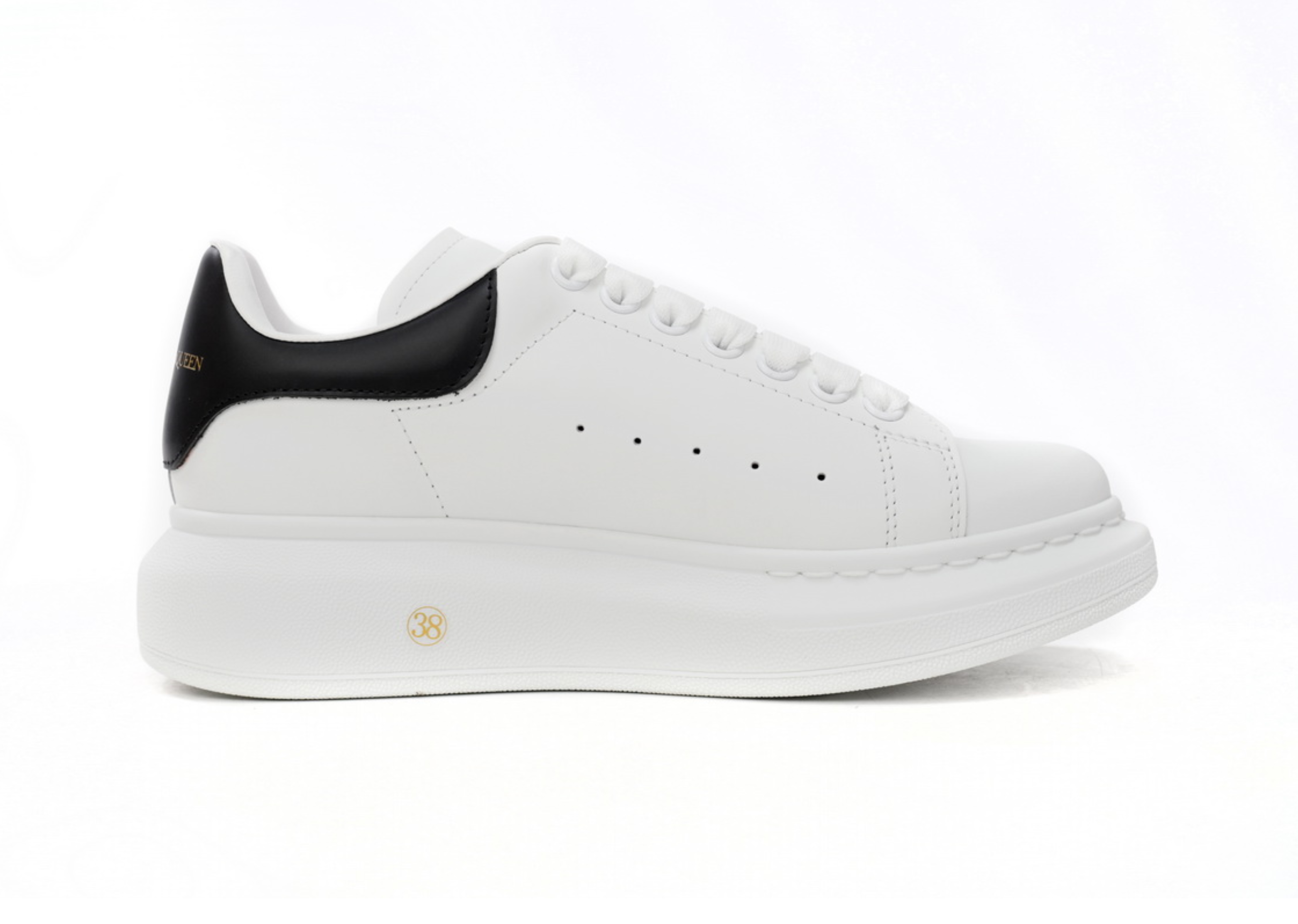 Den Alexander McQueen iwwersiméiert Sneaker wäiss schwaarz