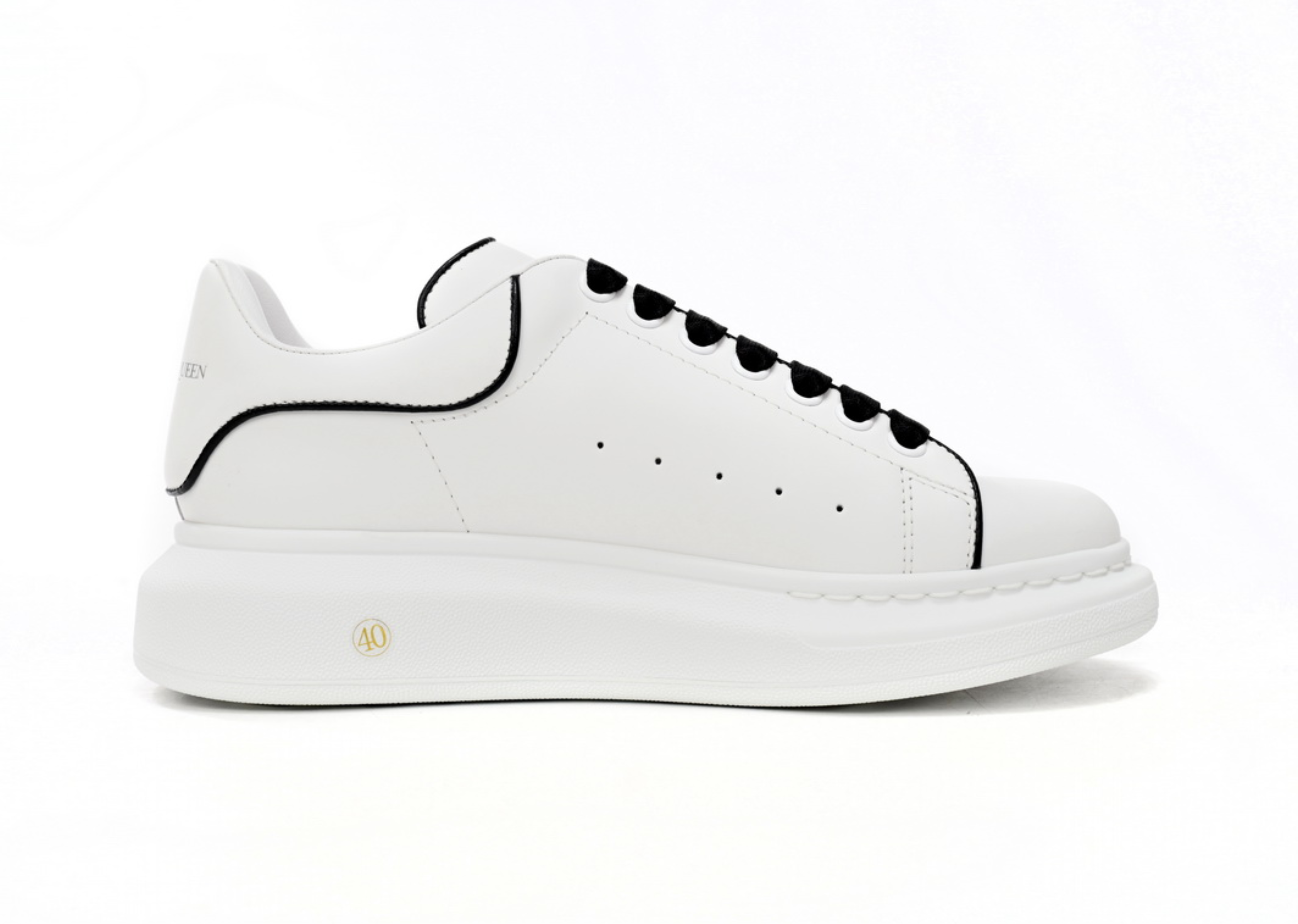 Den Alexander McQueen iwwerdriwwe Sneaker wäiss schwaarz Zeil