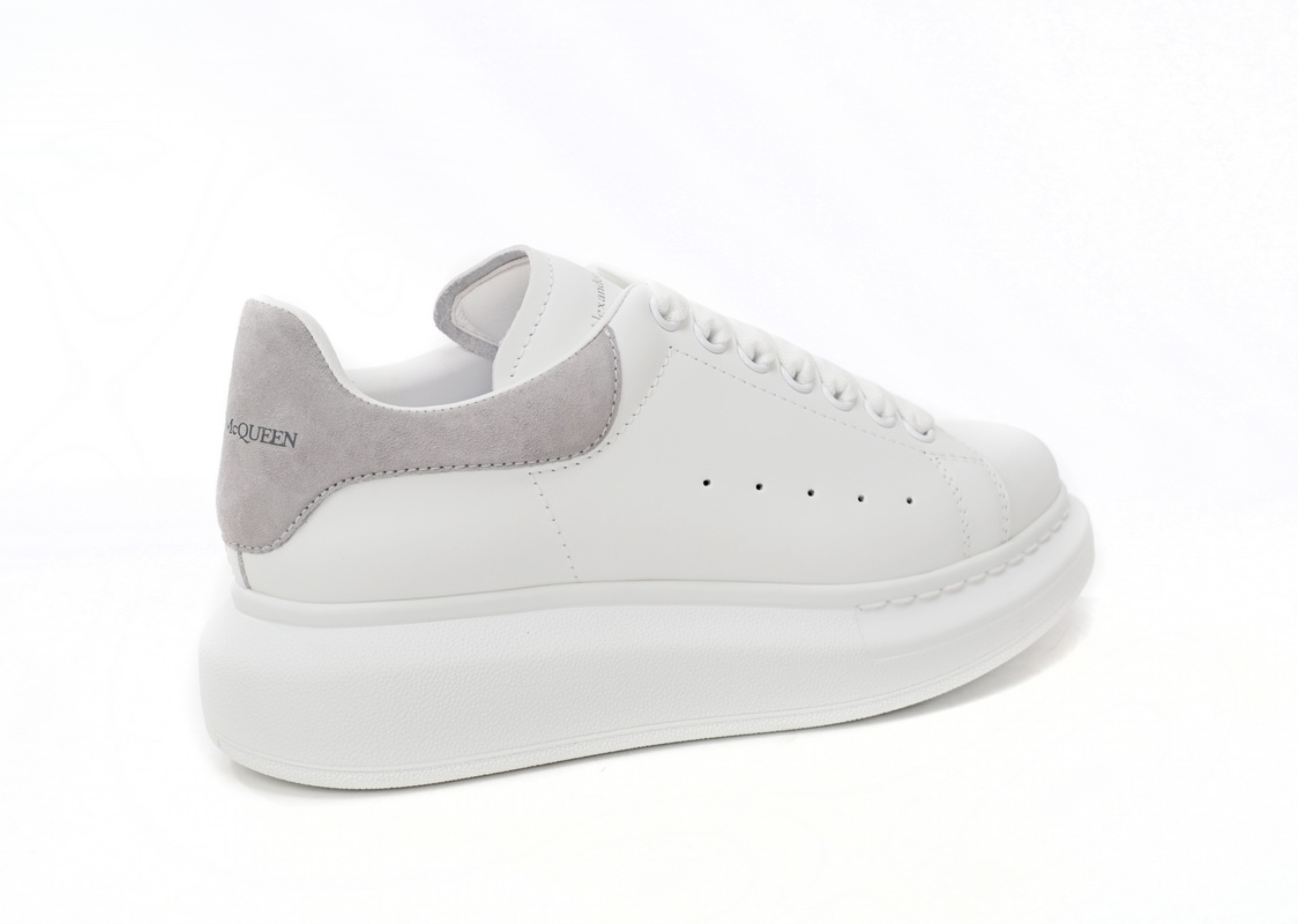 Den Alexander McQueen iwwerdriwwenen Sneaker wäiss Grey Velvet