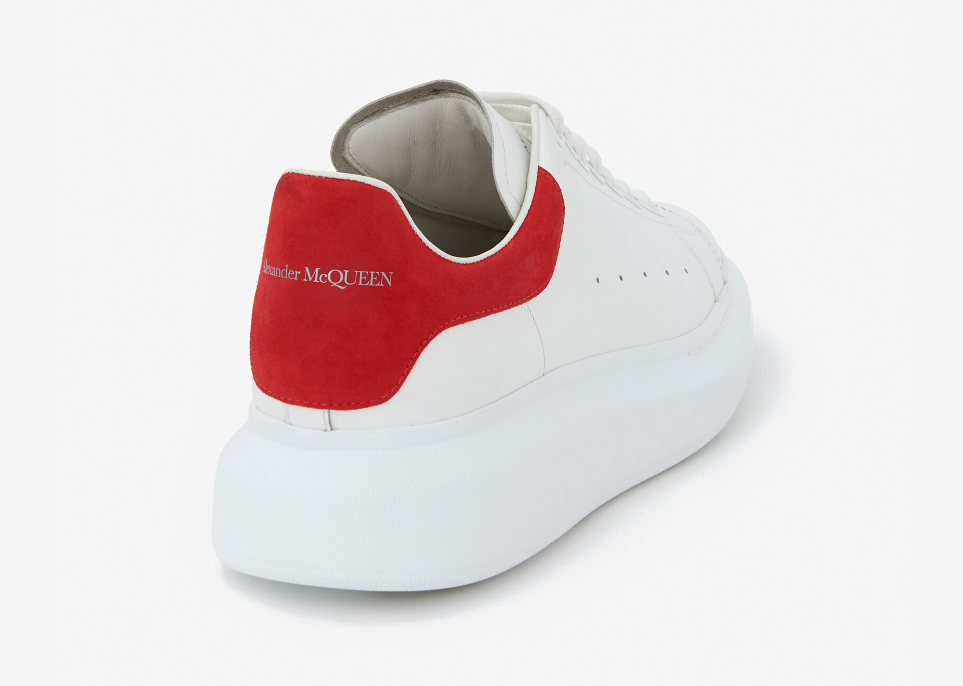 Den Alexander McQueen iwwerdimitized Sneaker déif rout Samt