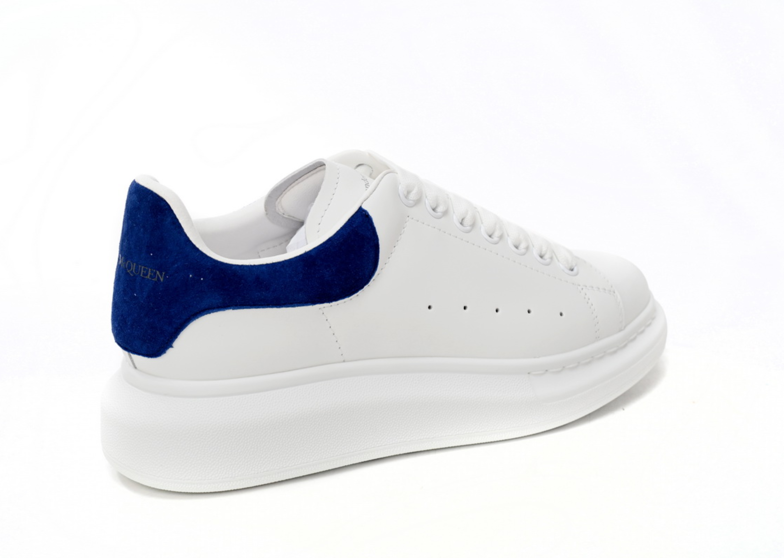 Den Alexander McQueen iwwerdriwwenen Sneaker déif blo Velvet