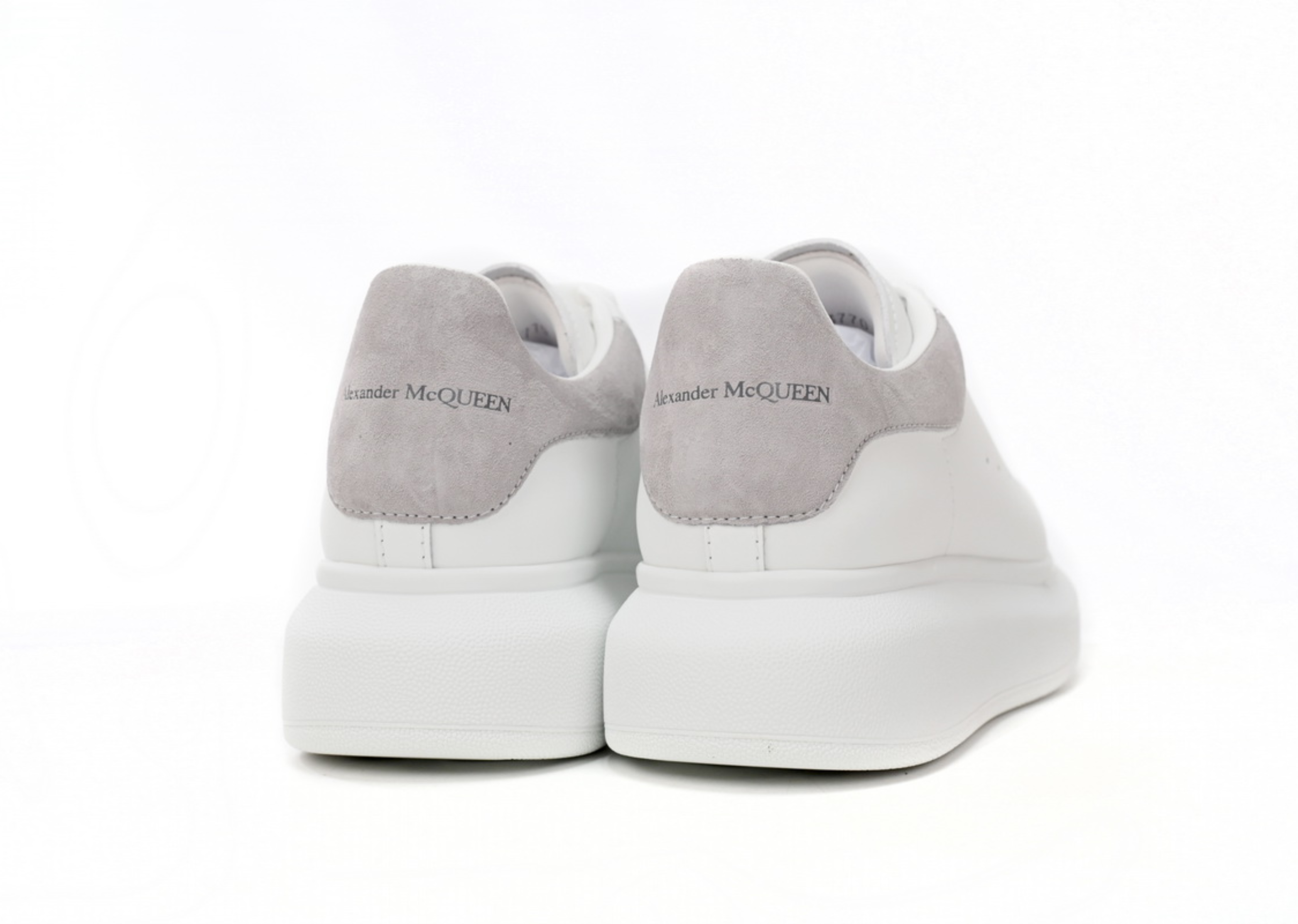 Den Alexander McQueen iwwerdriwwenen Sneaker wäiss Grey Velvet