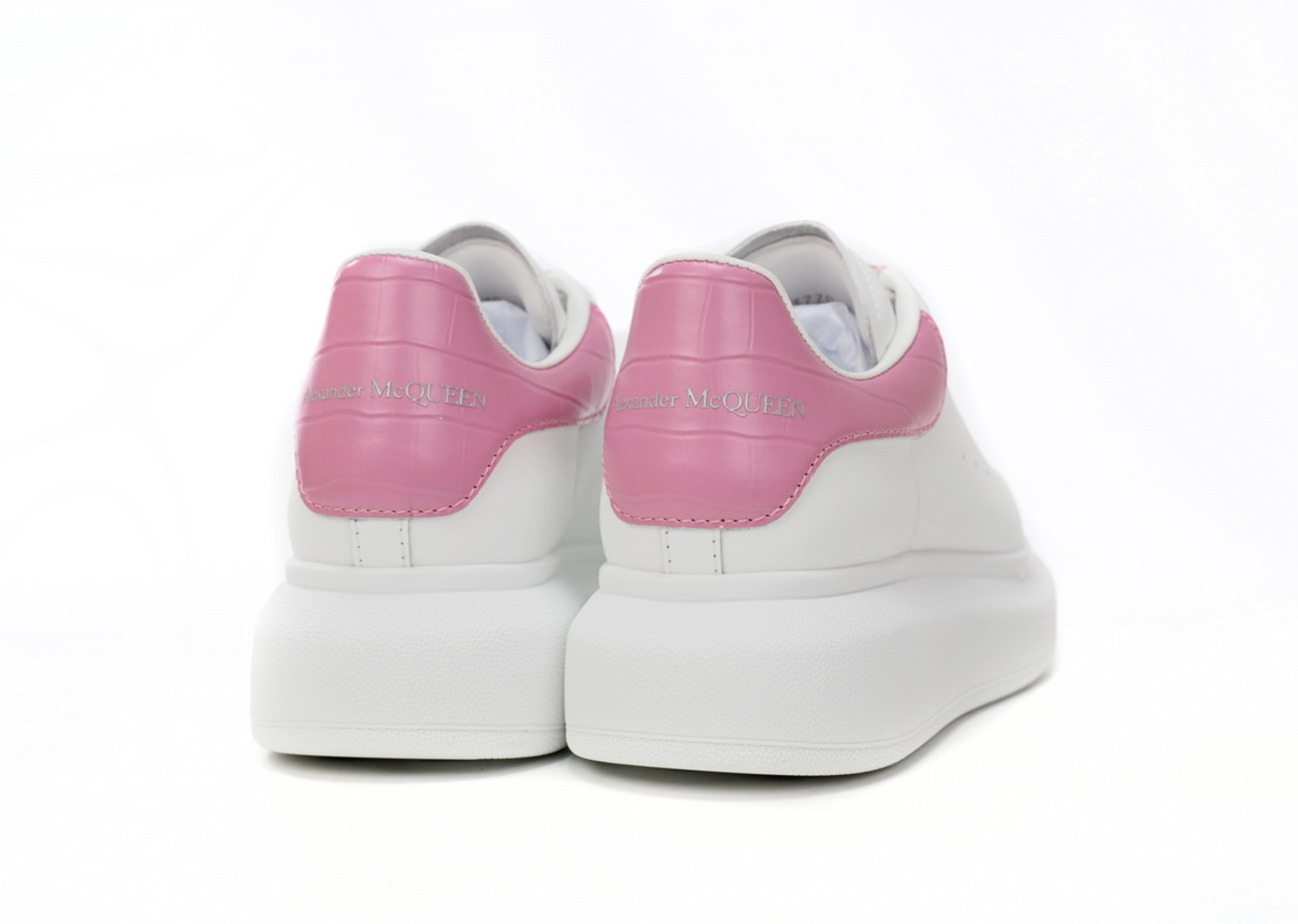 Den Alexander McQueen iwwerdriwwenen Sneaker rosa Stone Muster