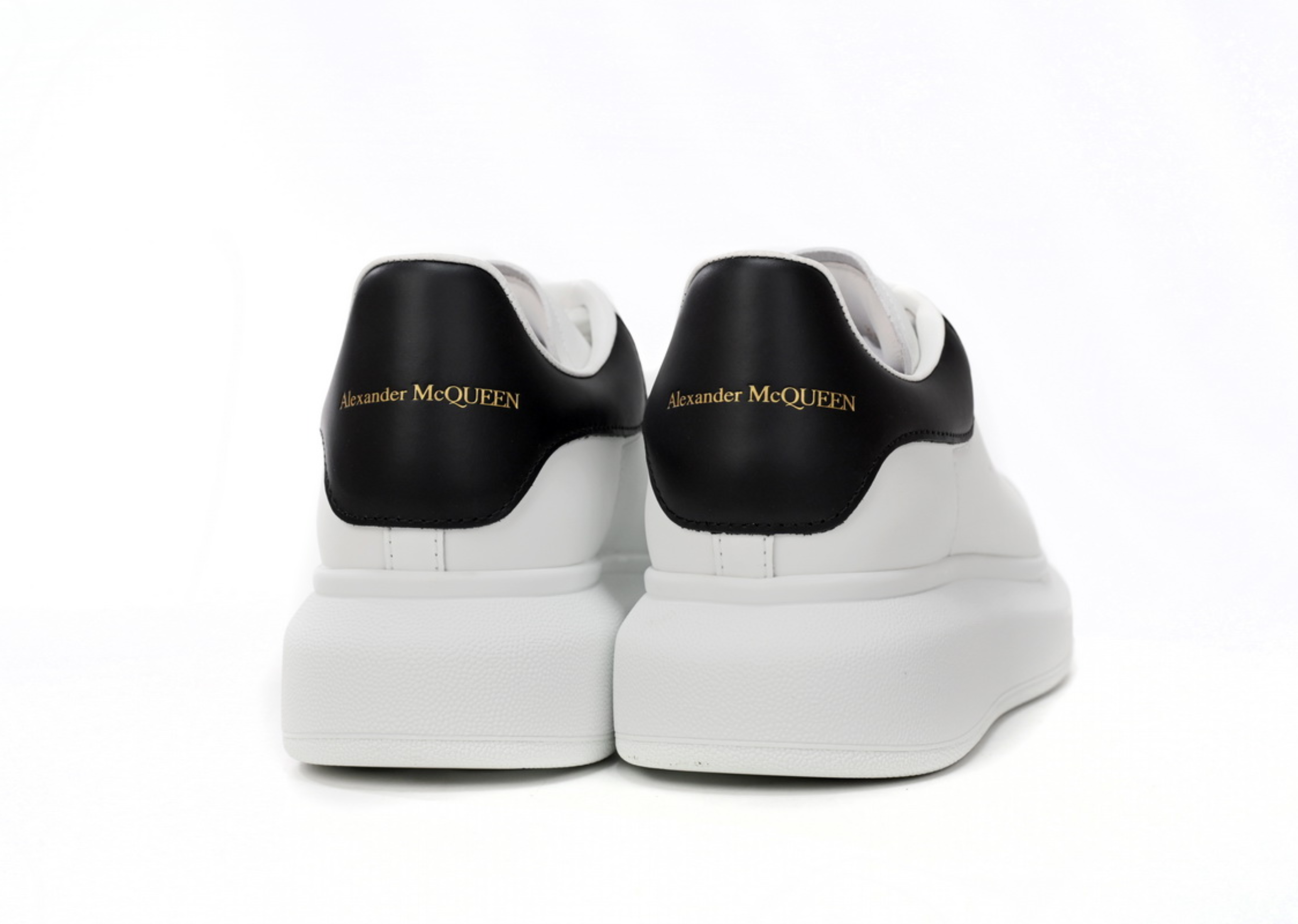 Alexander McQueen överdimensionerad sneaker vit svart