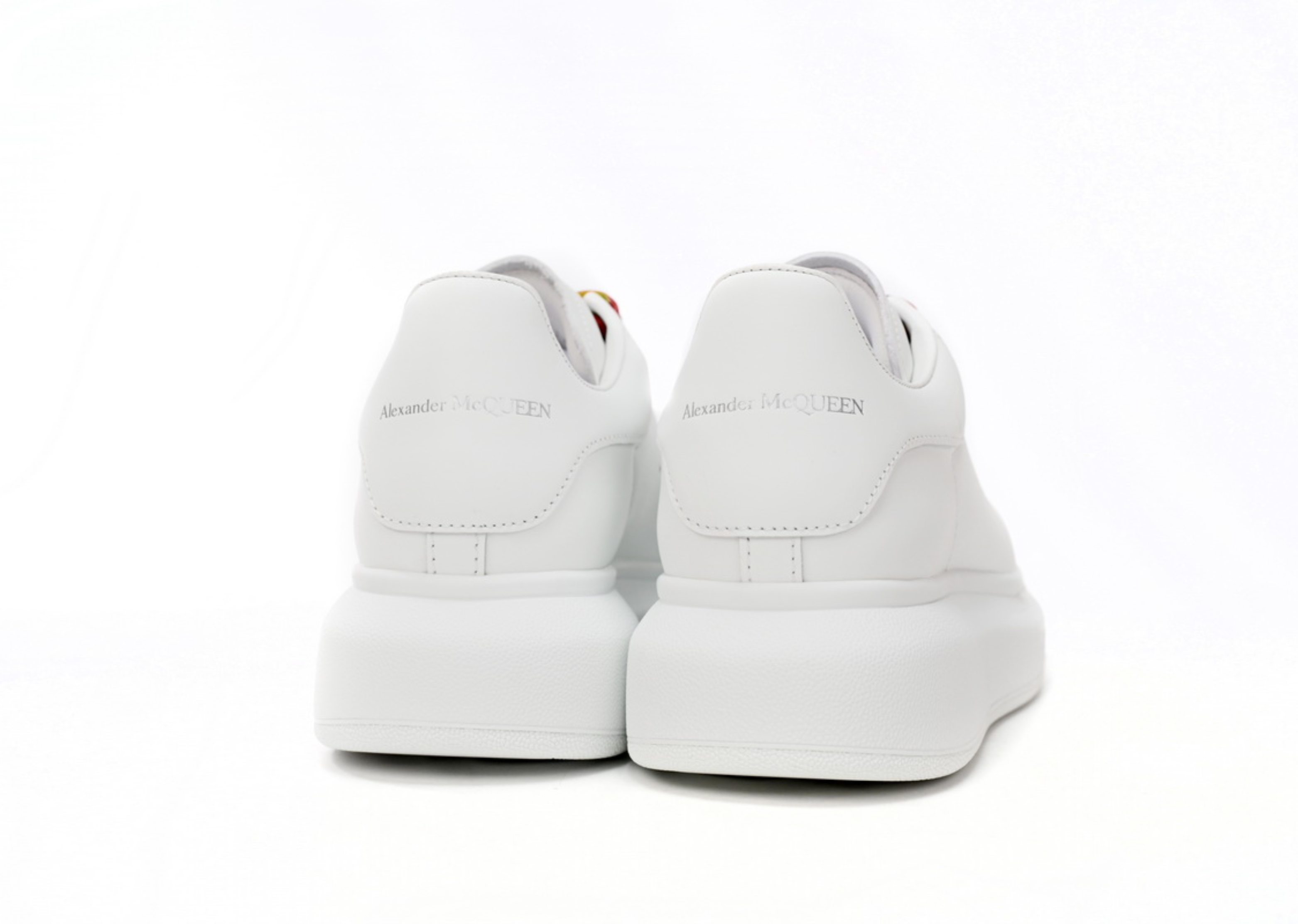 Den Alexander McQueen iwwerdriwwenen Sneaker faarwege Reebou