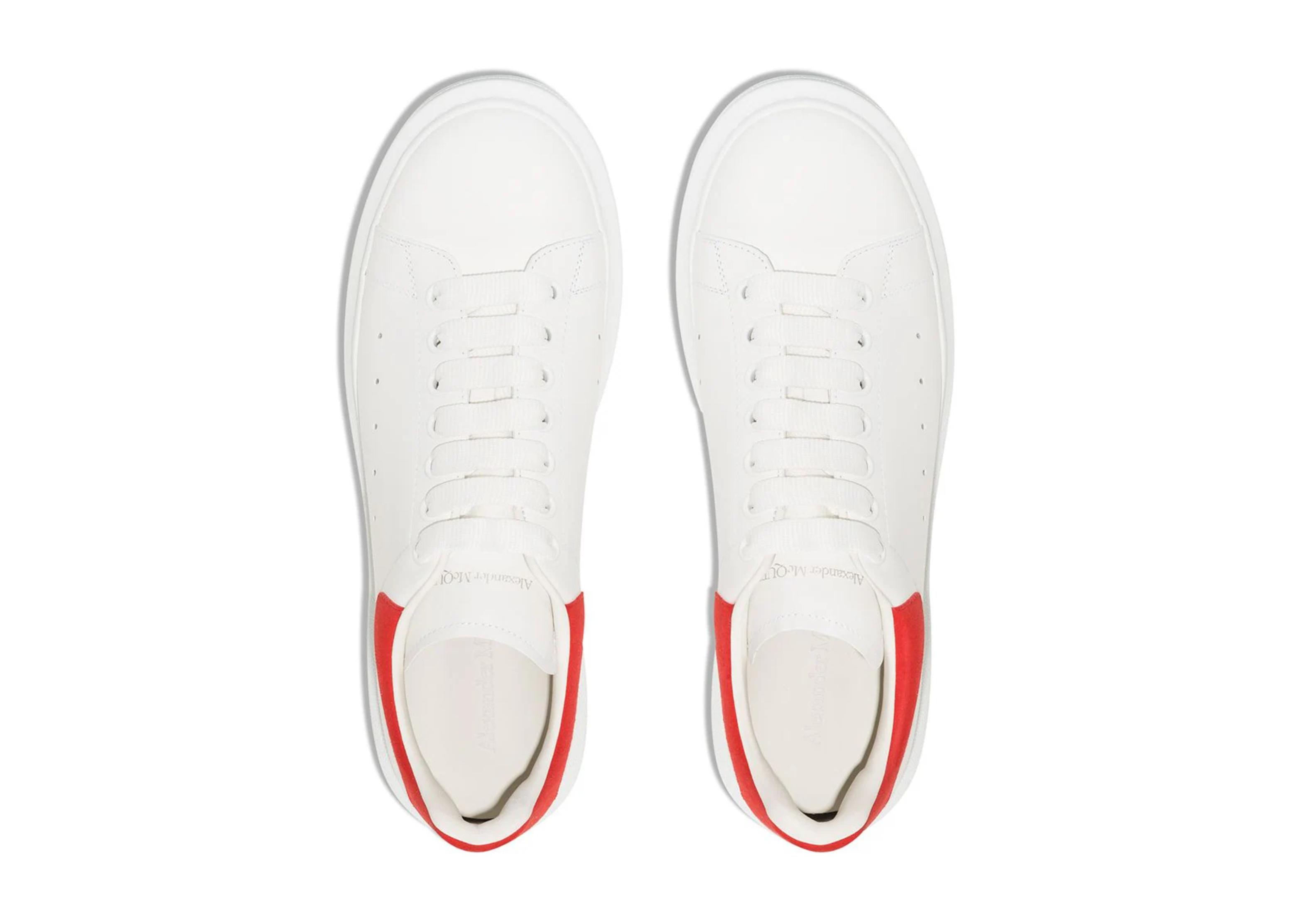 Den Alexander McQueen iwwerdimitized Sneaker déif rout Samt