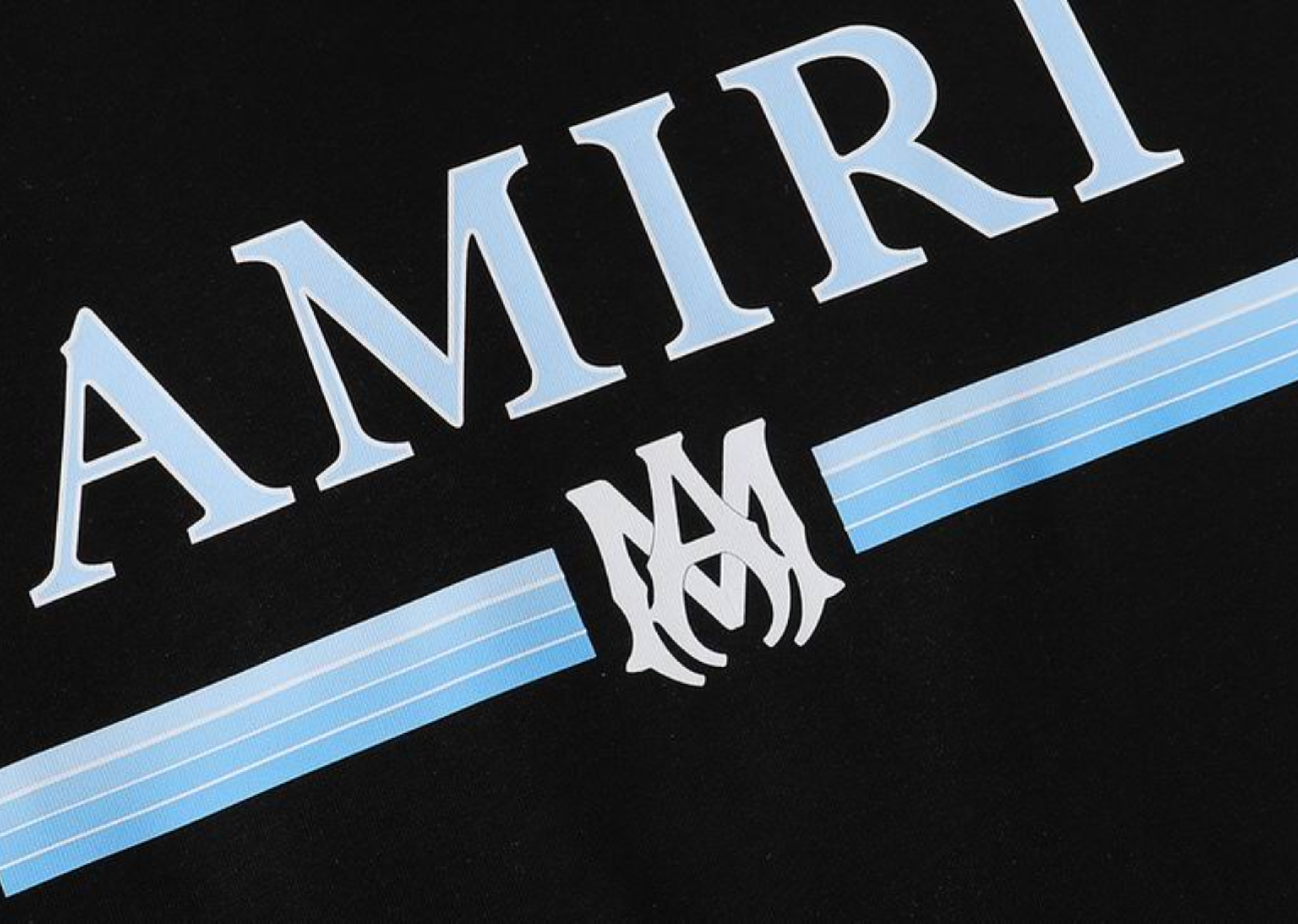 Amiri - Trykt Blue Logo Black T -skjorte