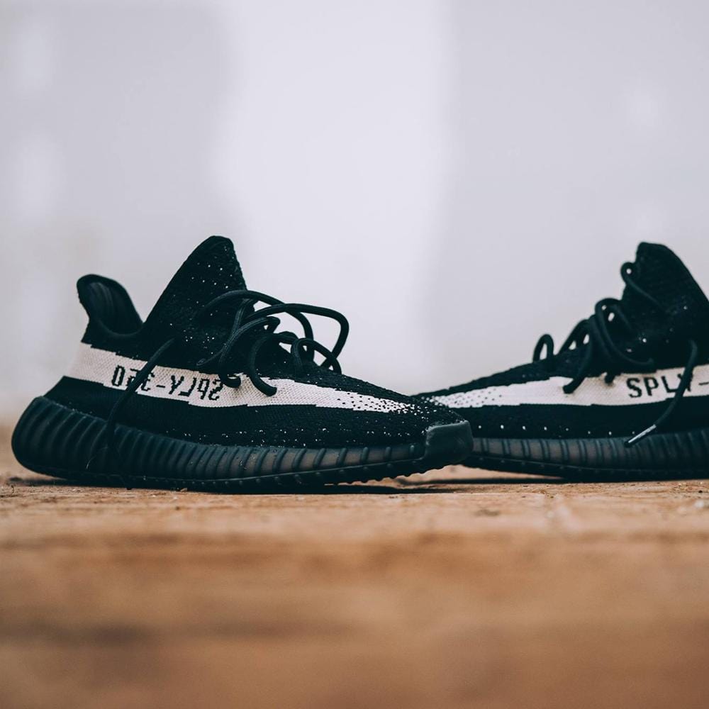 „Adidas Originals Yeezy Boost 350 V2“ juodai baltas